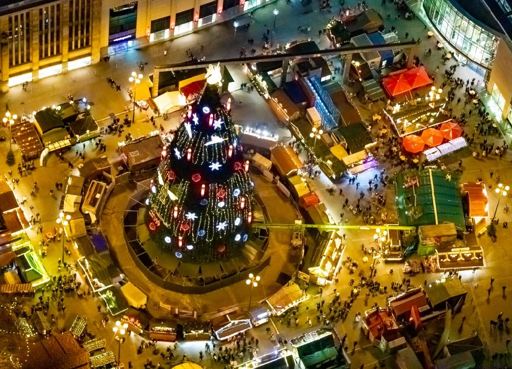 Nachtluftbild Dortmund - Nachtluftbild Weihnachtsmarkt- Veranstaltungsgelände und Verkaufs- Hütten und Buden am Hansaplatz in Dortmund im Bundesland Nordrhein-Westfalen, Deutschland
