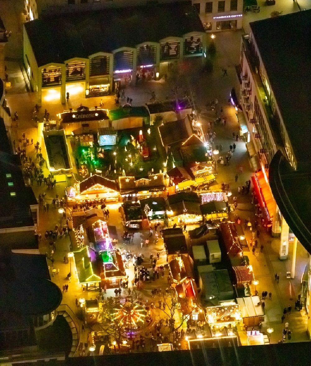 Nacht-Luftaufnahme Dortmund - Nachtluftbild Weihnachtsmarkt- Veranstaltungsgelände und Verkaufs- Hütten und Buden am Hansaplatz in Dortmund im Bundesland Nordrhein-Westfalen, Deutschland