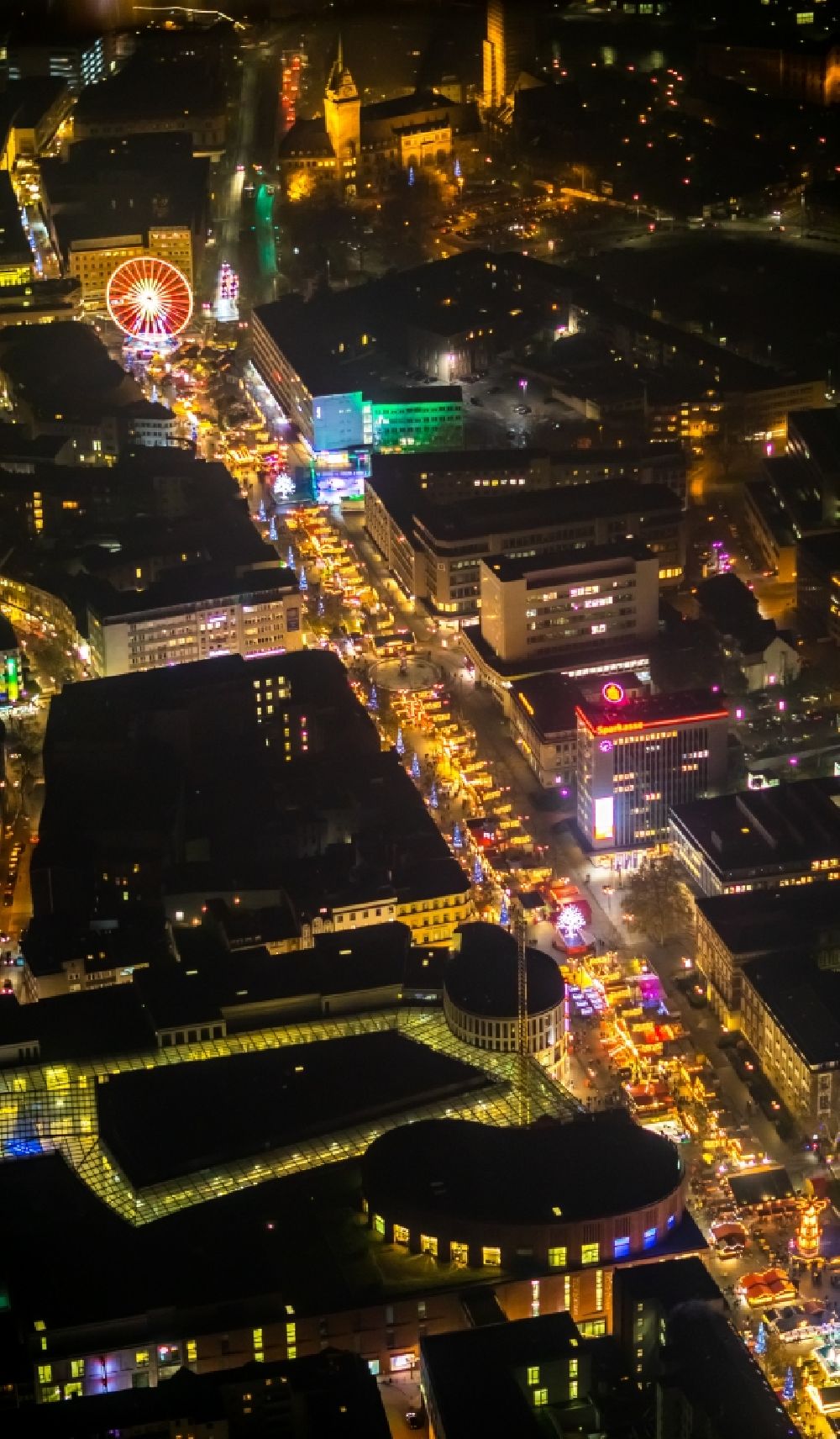 Nacht-Luftaufnahme Duisburg - Nachtluftbild Weihnachtsmarkt- Veranstaltungsgelände und Verkaufs- Hütten und Buden auf der Königsstraße in Duisburg im Bundesland Nordrhein-Westfalen
