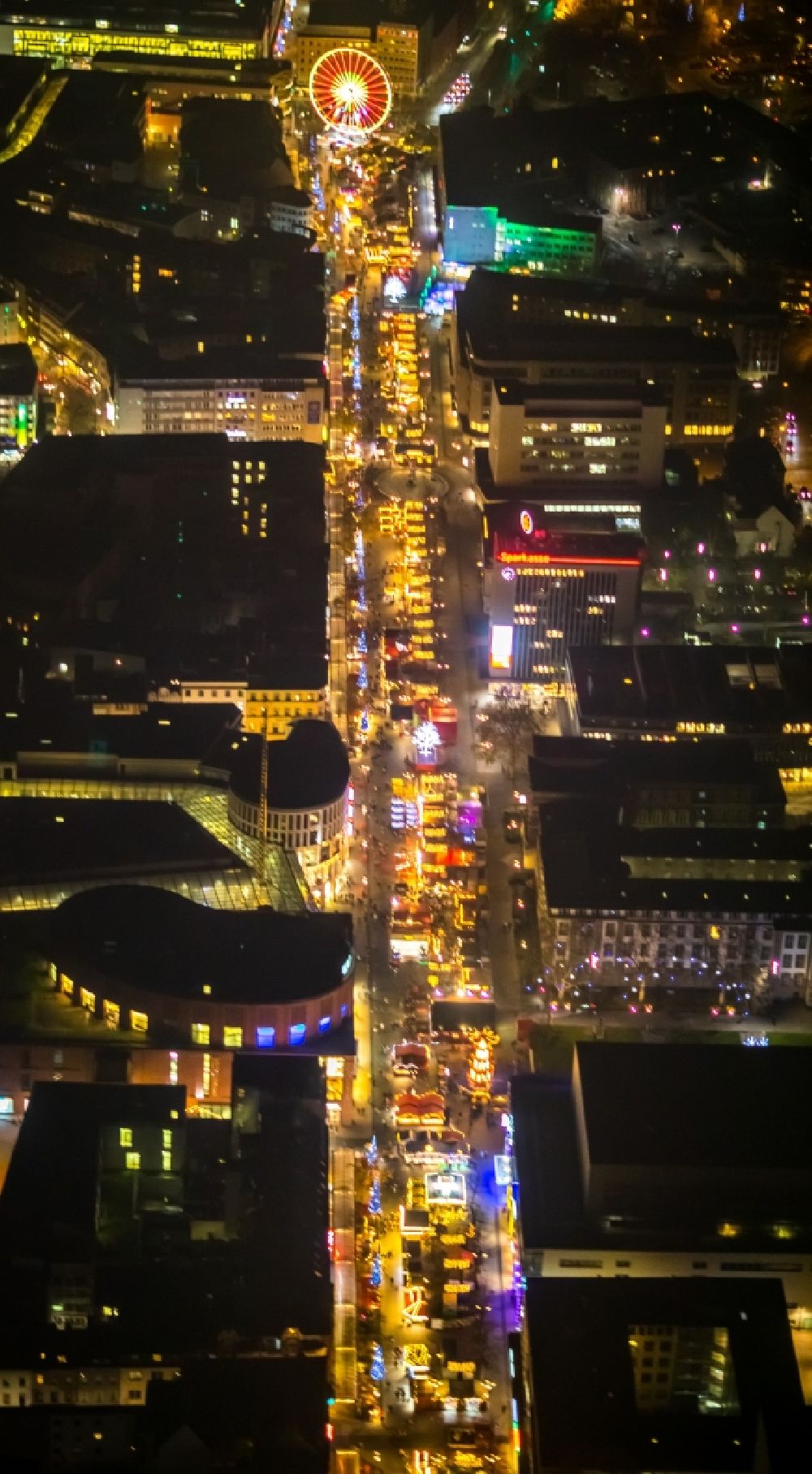 Duisburg bei Nacht von oben - Nachtluftbild Weihnachtsmarkt- Veranstaltungsgelände und Verkaufs- Hütten und Buden auf der Königsstraße in Duisburg im Bundesland Nordrhein-Westfalen