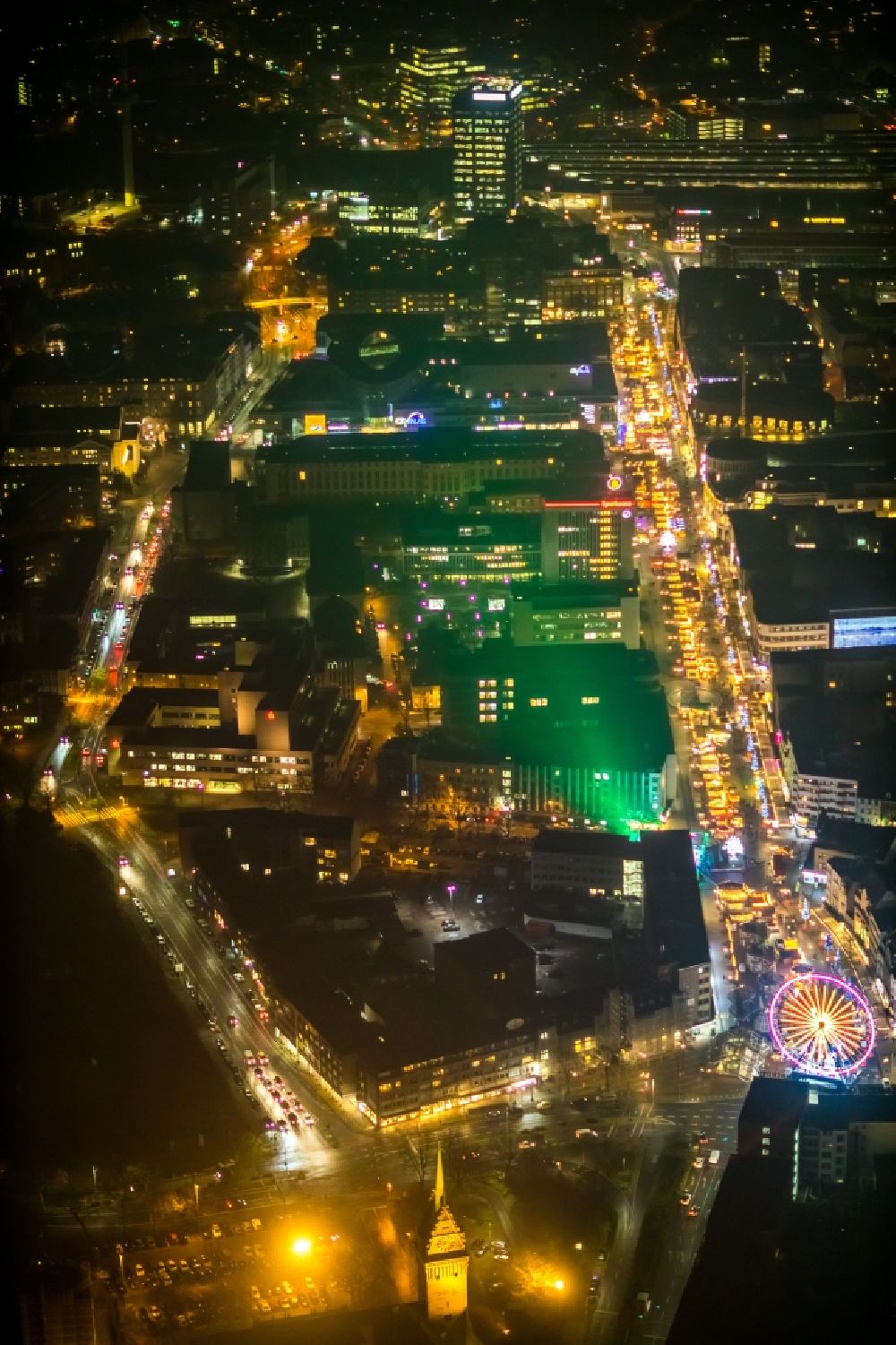 Nachtluftbild Duisburg - Nachtluftbild Weihnachtsmarkt- Veranstaltungsgelände und Verkaufs- Hütten und Buden auf der Königsstraße in Duisburg im Bundesland Nordrhein-Westfalen