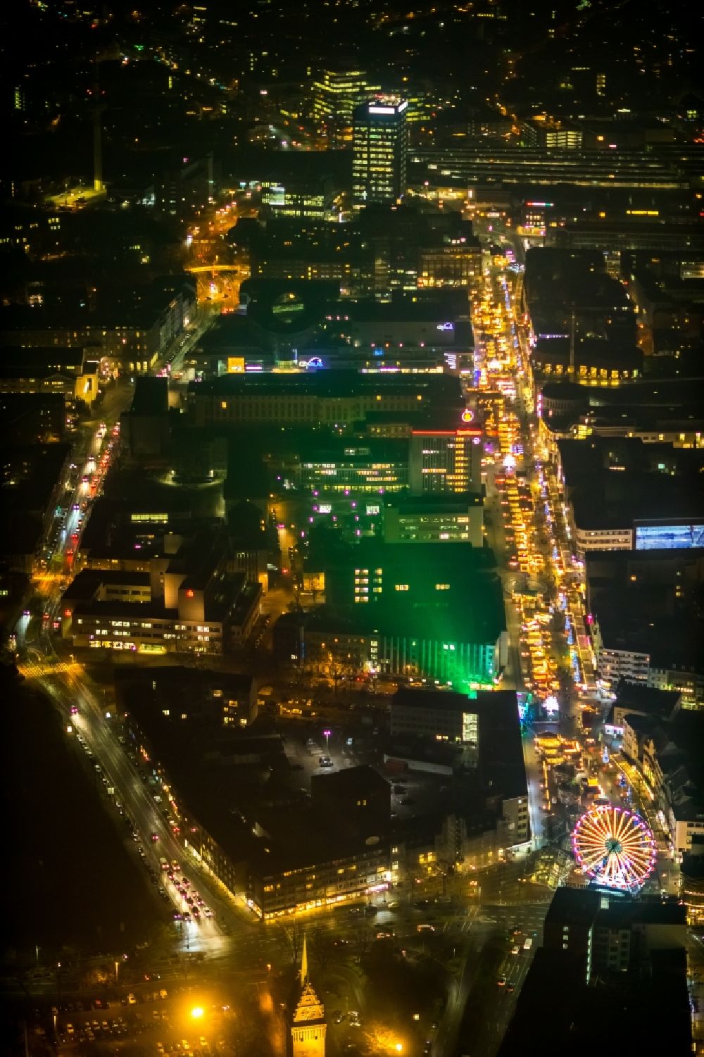 Nacht-Luftaufnahme Duisburg - Nachtluftbild Weihnachtsmarkt- Veranstaltungsgelände und Verkaufs- Hütten und Buden auf der Königsstraße in Duisburg im Bundesland Nordrhein-Westfalen