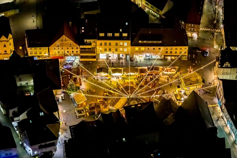 Unna bei Nacht von oben - Nachtluftbild Weihnachtsmarkt- Veranstaltungsgelände und Verkaufs- Hütten und Buden auf dem Marktplatz in Unna im Bundesland Nordrhein-Westfalen, Deutschland