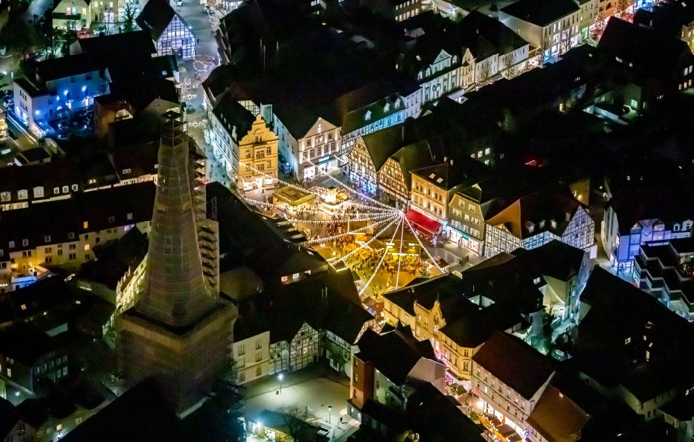 Nacht-Luftaufnahme Unna - Nachtluftbild Weihnachtsmarkt- Veranstaltungsgelände und Verkaufs- Hütten und Buden auf dem Marktplatz in Unna im Bundesland Nordrhein-Westfalen, Deutschland