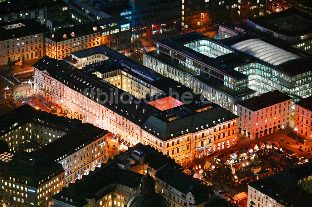 Nachtluftbild München - Nachtluftbild Weihnachtsmarkt- Veranstaltungsgelände und Verkaufs- Hütten und Buden Mittelalterlicher Weihnachtsmarkt in München im Bundesland Bayern, Deutschland