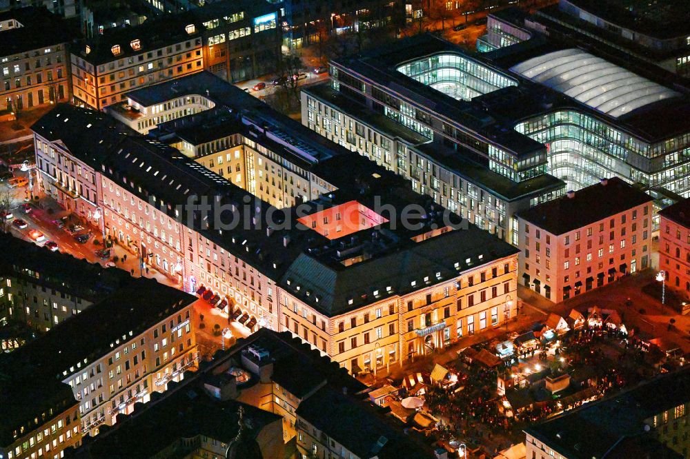 Nacht-Luftaufnahme München - Nachtluftbild Weihnachtsmarkt- Veranstaltungsgelände und Verkaufs- Hütten und Buden Mittelalterlicher Weihnachtsmarkt in München im Bundesland Bayern, Deutschland