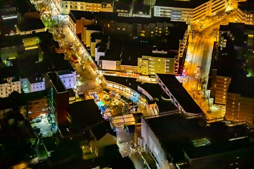 Nacht-Luftaufnahme Herne - Nachtluftbild Weihnachtsmarkt- Veranstaltungsgelände und Verkaufs- Hütten und Buden am Robert-Brauner-Platz in Herne im Bundesland Nordrhein-Westfalen, Deutschland