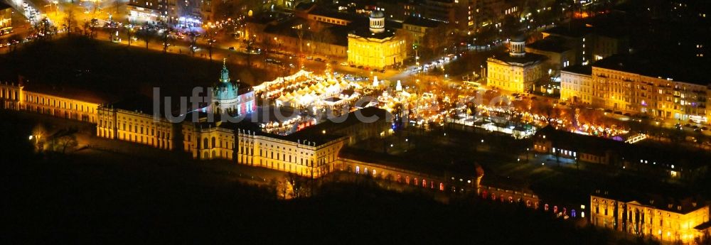 Berlin bei Nacht von oben - Nachtluftbild Weihnachtsmarkt- Veranstaltungsgelände und Verkaufs- Hütten und Buden am Schloss Charlottenburg in Berlin, Deutschland