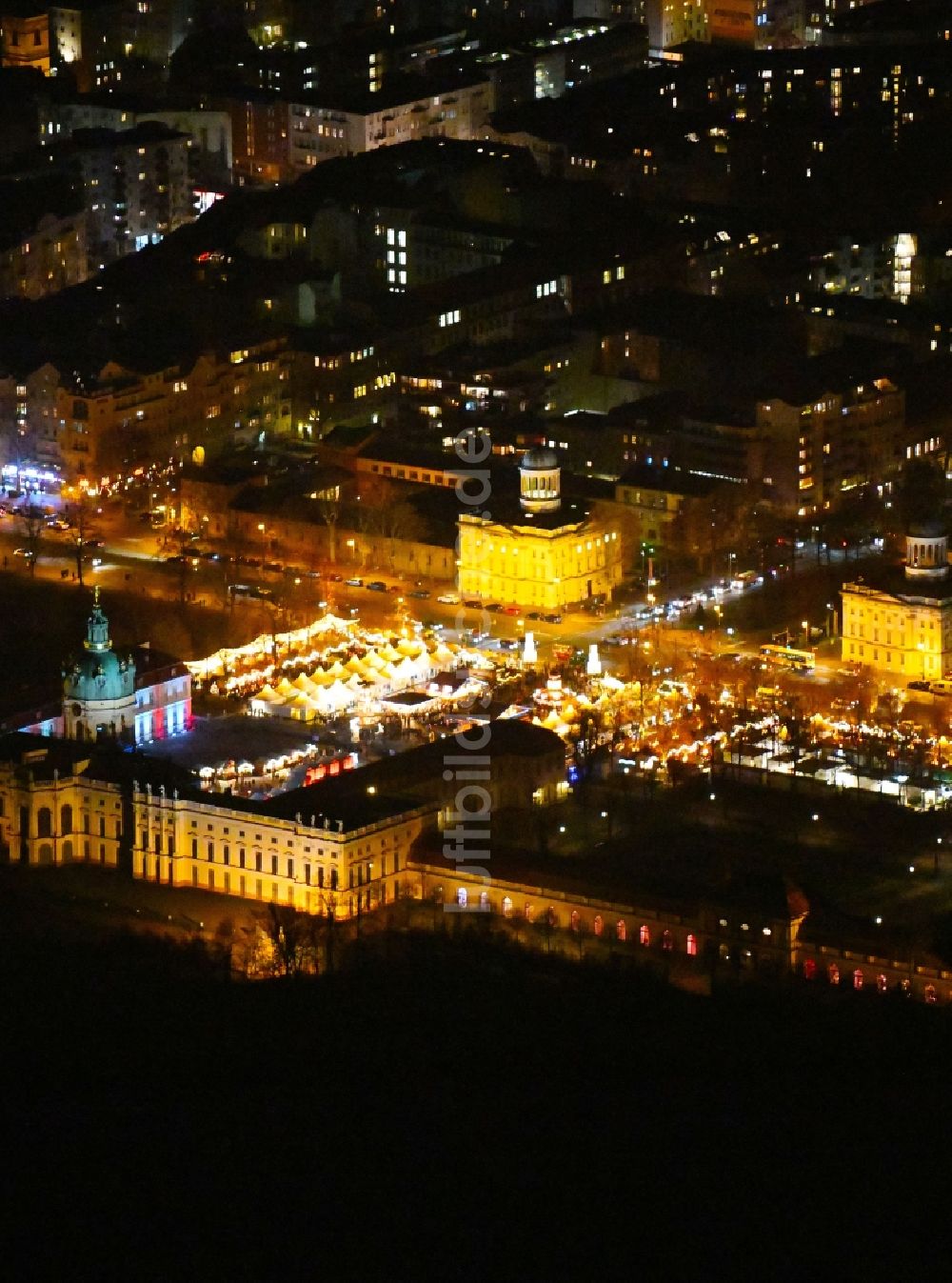 Nachtluftbild Berlin - Nachtluftbild Weihnachtsmarkt- Veranstaltungsgelände und Verkaufs- Hütten und Buden am Schloss Charlottenburg in Berlin, Deutschland