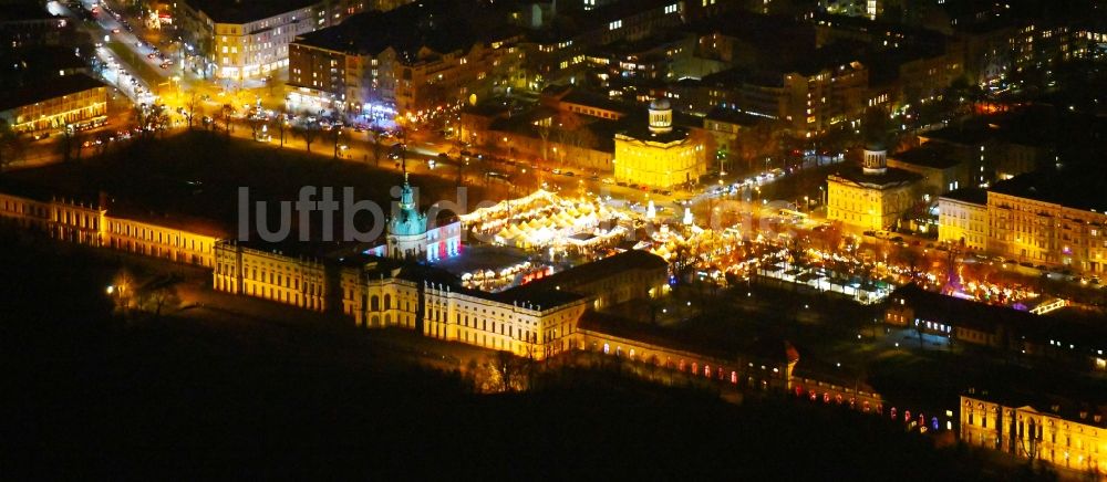 Nacht-Luftaufnahme Berlin - Nachtluftbild Weihnachtsmarkt- Veranstaltungsgelände und Verkaufs- Hütten und Buden am Schloss Charlottenburg in Berlin, Deutschland