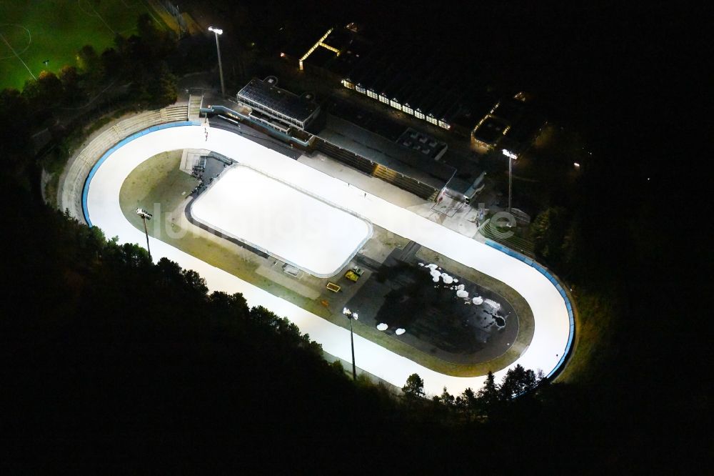 Berlin bei Nacht von oben - Nachtluftbild weiß strahlender Eisbelag des Horst-Dohm-Eisstadion im Ortsteil Schmargendorf in Berlin, Deutschland