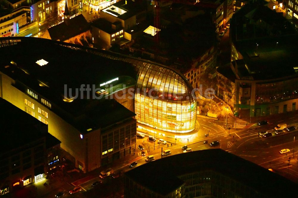Köln bei Nacht von oben - Nachtluftbild Weltstadthaus der Peek & Cloppenburg KG in Köln im Bundesland Nordrhein-Westfalen