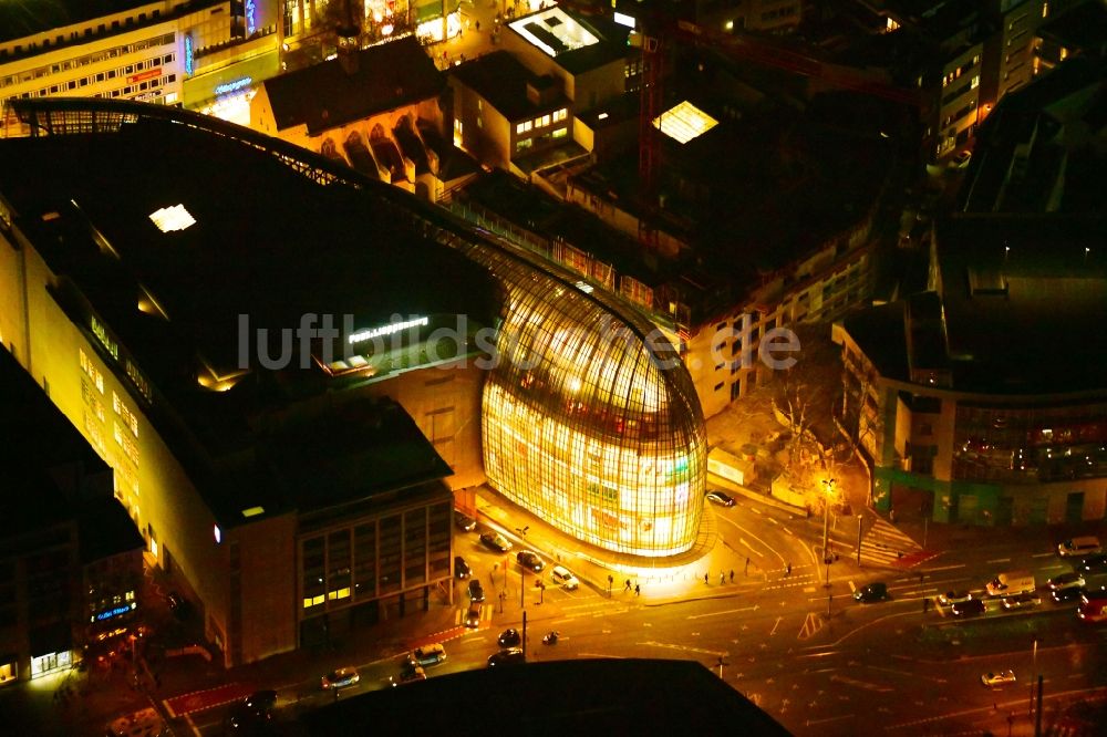 Köln bei Nacht aus der Vogelperspektive: Nachtluftbild Weltstadthaus der Peek & Cloppenburg KG in Köln im Bundesland Nordrhein-Westfalen