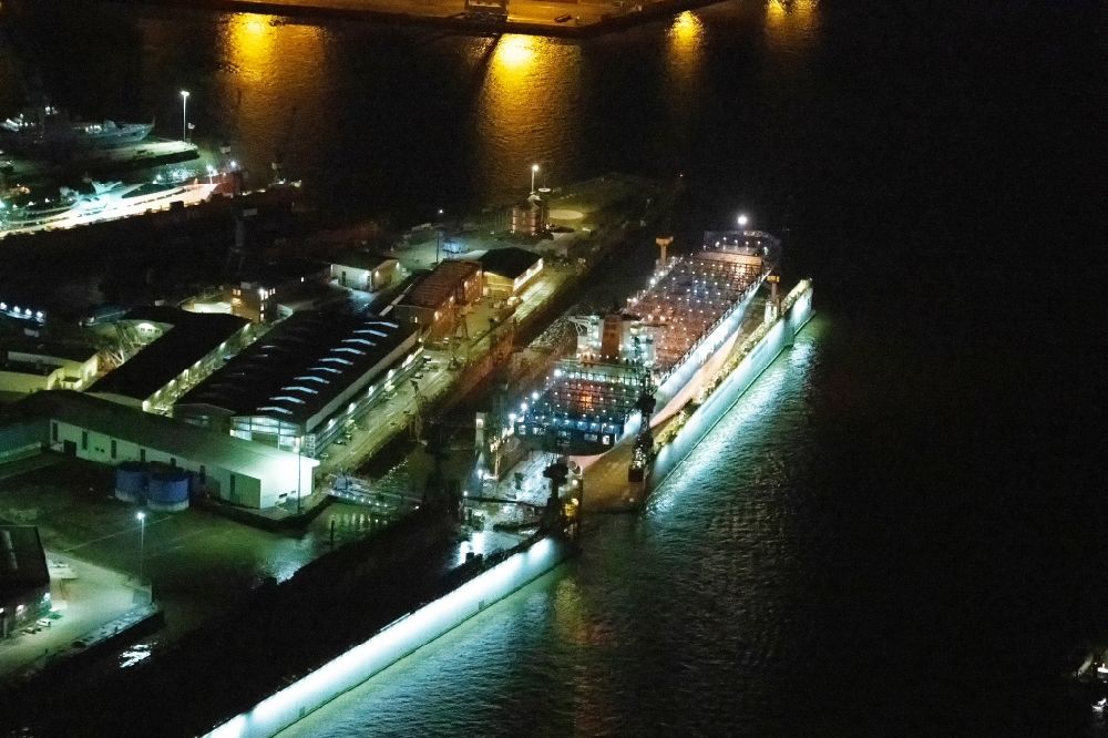 Nachtluftbild Hamburg - Nachtluftbild Werftgelände der Blohm + Voss im Ortsteil Kleiner Grasbrook in Hamburg