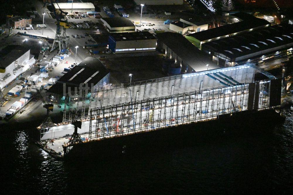 Hamburg bei Nacht aus der Vogelperspektive: Nachtluftbild Werftgelände der Blohm + Voss im Ortsteil Kleiner Grasbrook in Hamburg