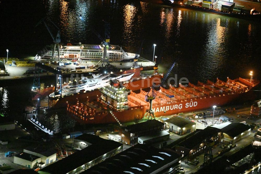Nachtluftbild Hamburg - Nachtluftbild Werftgelände der Blohm + Voss im Ortsteil Kleiner Grasbrook in Hamburg