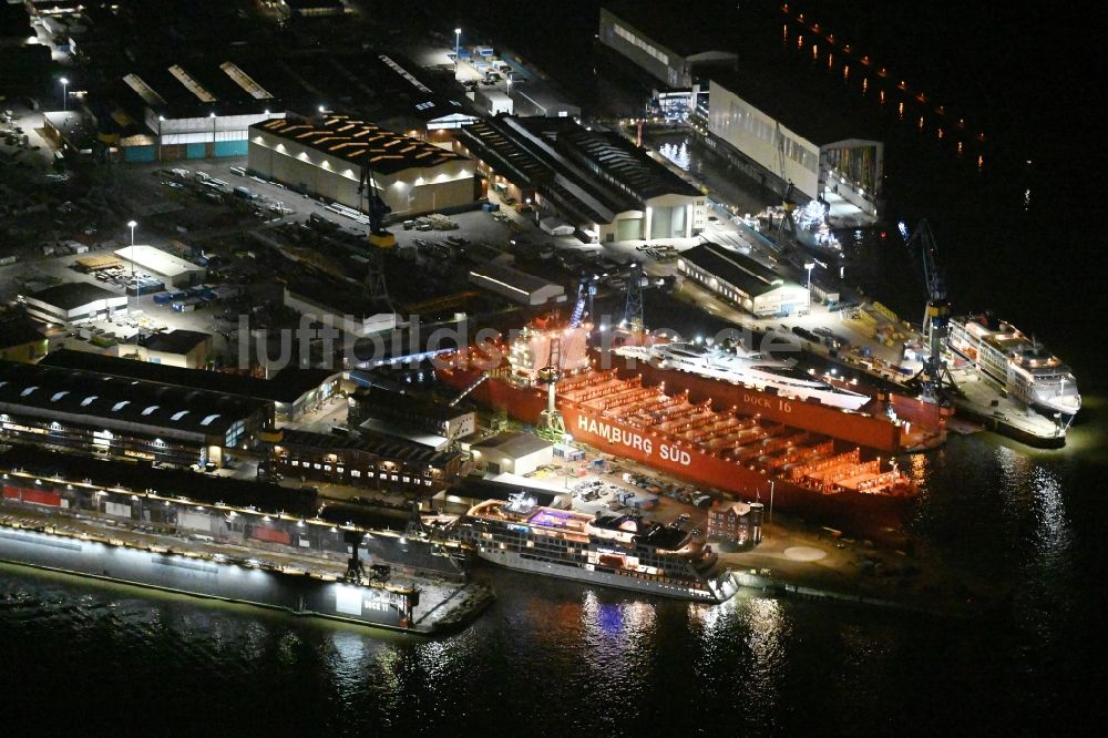 Hamburg bei Nacht von oben - Nachtluftbild Werftgelände der Blohm + Voss im Ortsteil Kleiner Grasbrook in Hamburg