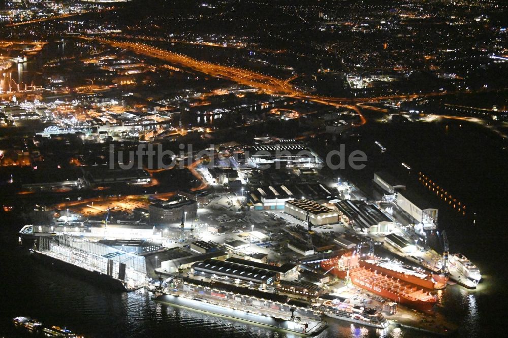 Nacht-Luftaufnahme Hamburg - Nachtluftbild Werftgelände der Blohm + Voss im Ortsteil Kleiner Grasbrook in Hamburg