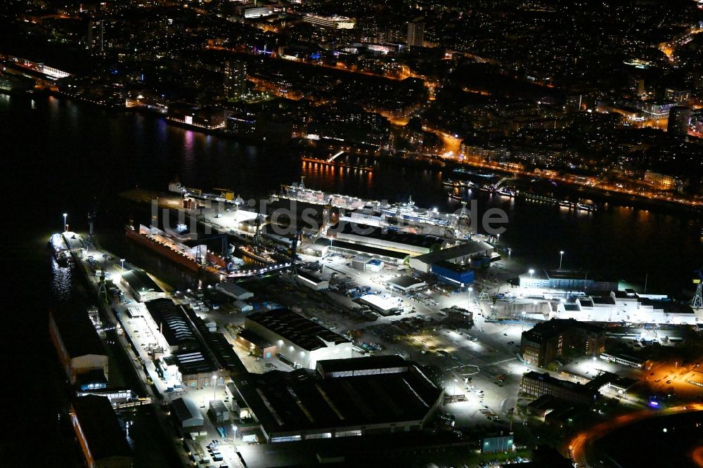 Hamburg bei Nacht von oben - Nachtluftbild Werftgelände der Schiffswerft am Ufer der Norderelbe im Ortsteil Steinwerder in Hamburg, Deutschland