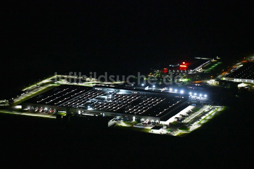 Nachtluftbild Kamenz - Nachtluftbild Werksgelände der AccuMotive in Kamenz im Bundesland Sachsen, Deutschland