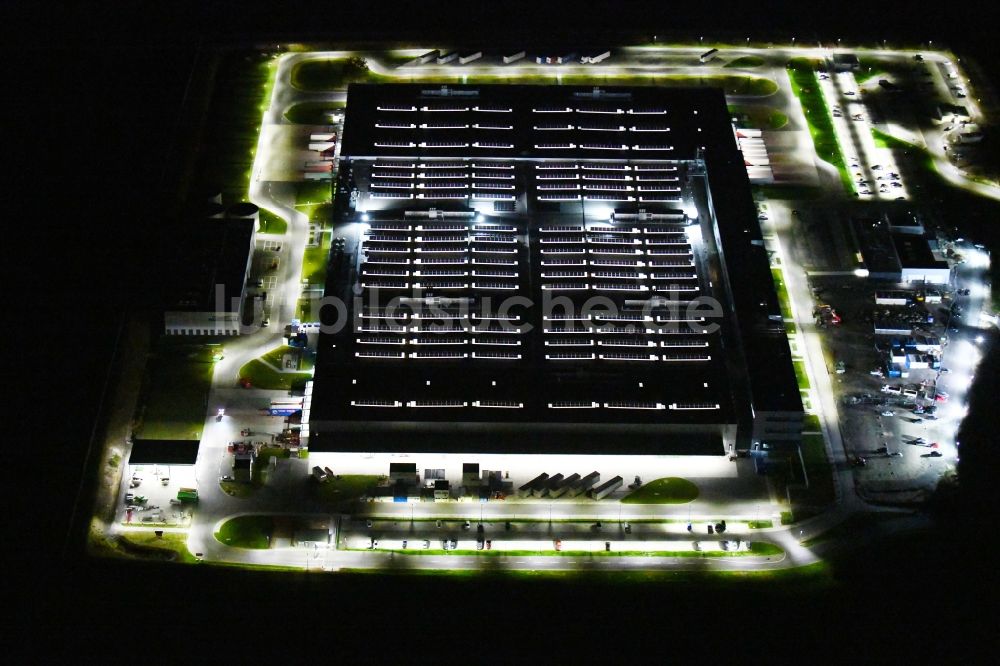 Nacht-Luftaufnahme Kamenz - Nachtluftbild Werksgelände der AccuMotive in Kamenz im Bundesland Sachsen, Deutschland