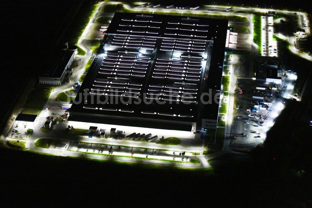 Kamenz bei Nacht von oben - Nachtluftbild Werksgelände der AccuMotive in Kamenz im Bundesland Sachsen, Deutschland