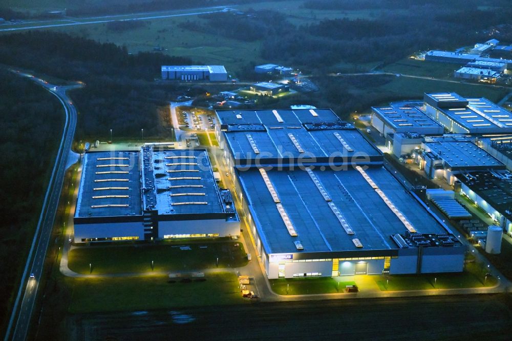 Stade bei Nacht aus der Vogelperspektive: Nachtluftbild Werksgelände der Airbus Operations GmbH in Stade im Bundesland Niedersachsen, Deutschland