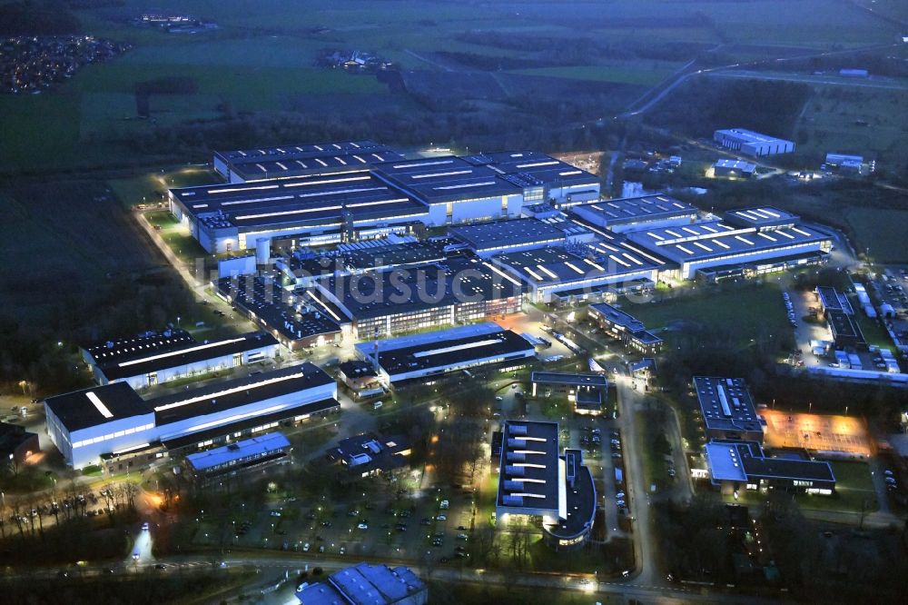 Stade bei Nacht von oben - Nachtluftbild Werksgelände der Airbus Operations GmbH in Stade im Bundesland Niedersachsen, Deutschland