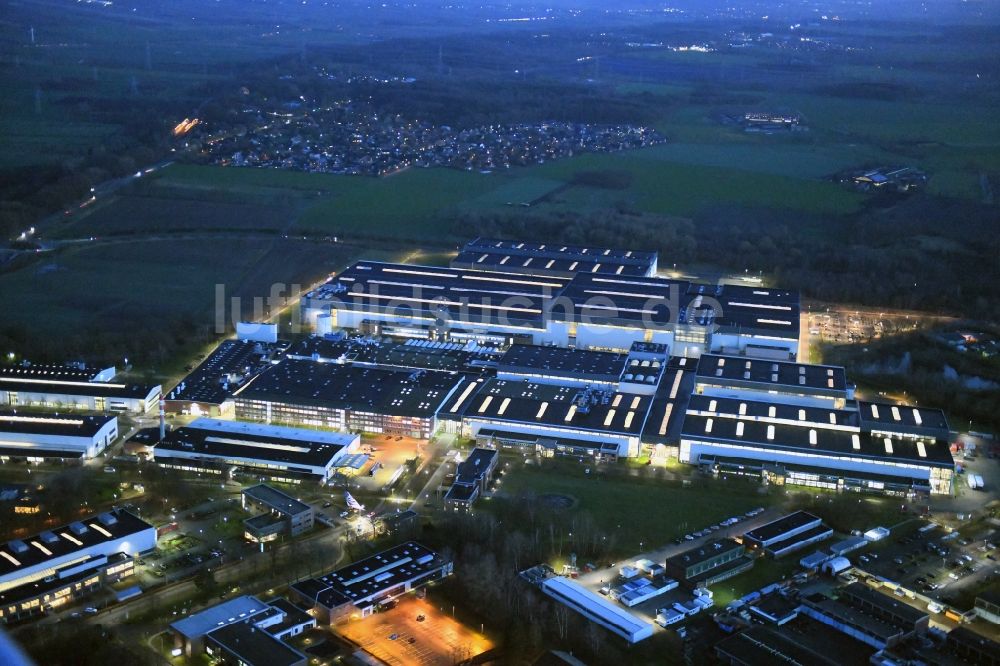 Stade bei Nacht aus der Vogelperspektive: Nachtluftbild Werksgelände der Airbus Operations GmbH in Stade im Bundesland Niedersachsen, Deutschland