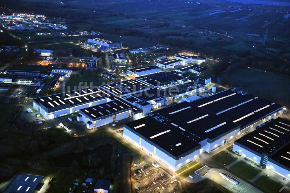 Nachtluftbild Stade - Nachtluftbild Werksgelände der Airbus Operations GmbH in Stade im Bundesland Niedersachsen, Deutschland