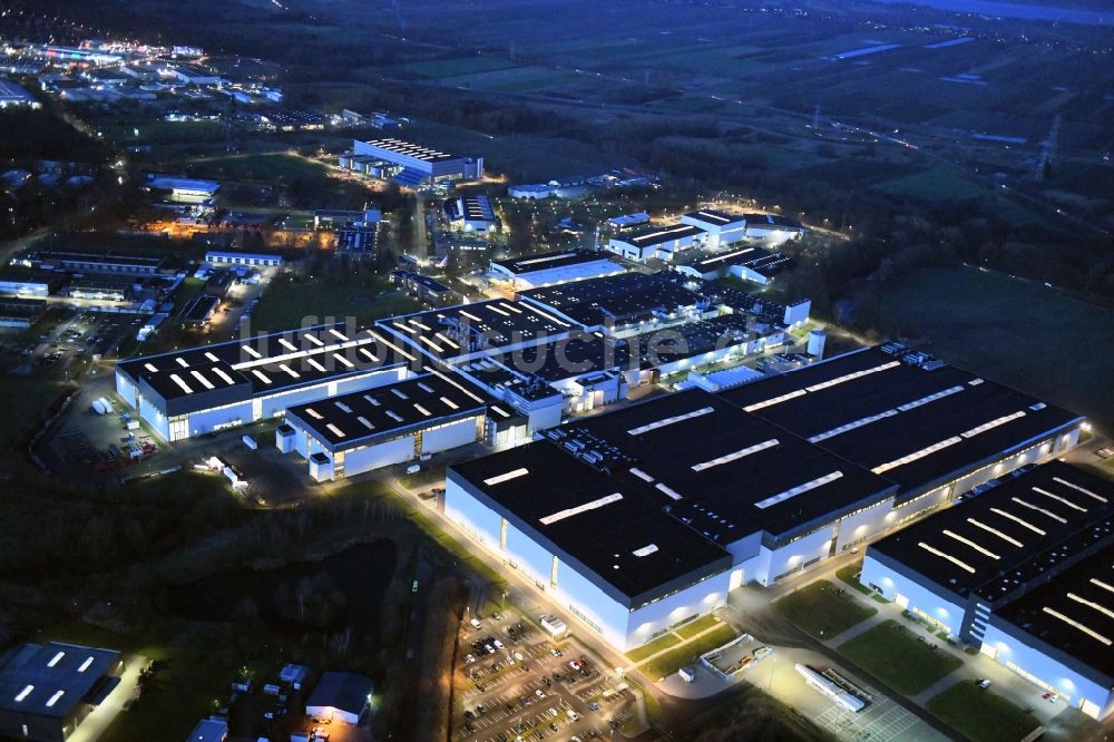 Nacht-Luftaufnahme Stade - Nachtluftbild Werksgelände der Airbus Operations GmbH in Stade im Bundesland Niedersachsen, Deutschland