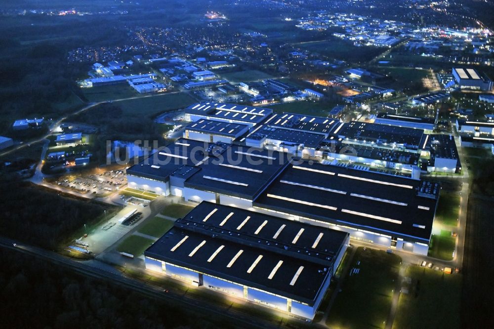 Nacht-Luftaufnahme Stade - Nachtluftbild Werksgelände der Airbus Operations GmbH in Stade im Bundesland Niedersachsen, Deutschland