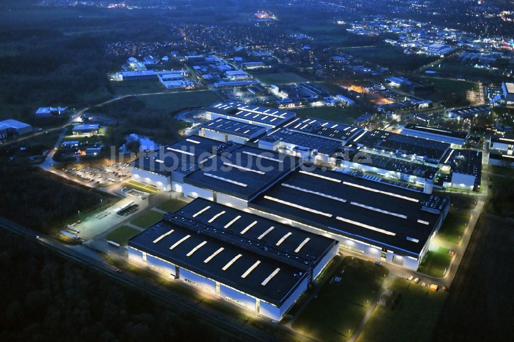 Stade bei Nacht von oben - Nachtluftbild Werksgelände der Airbus Operations GmbH in Stade im Bundesland Niedersachsen, Deutschland