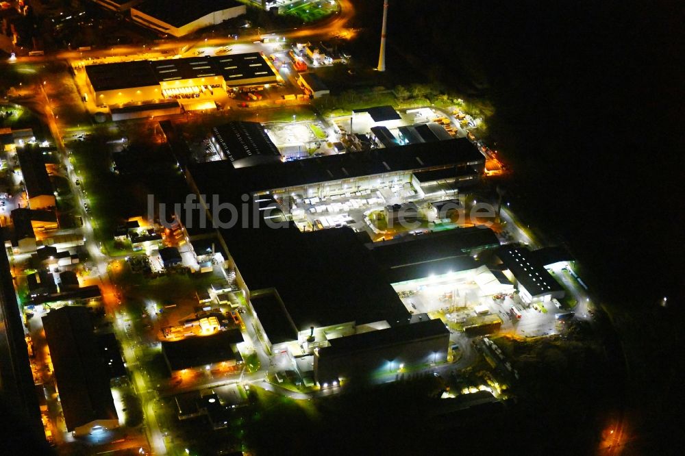 Hamburg bei Nacht aus der Vogelperspektive: Nachtluftbild Werksgelände an der Aluminiumstraße im Ortsteil Altenwerder in Hamburg, Deutschland