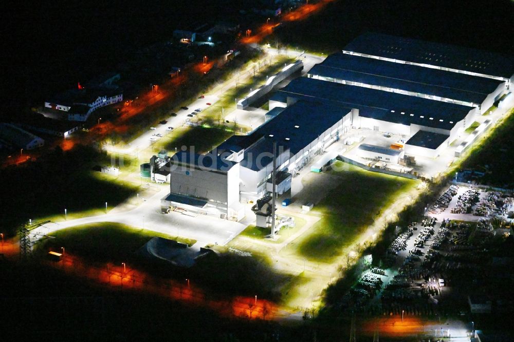Neuenhagen bei Nacht von oben - Nachtluftbild Werksgelände der Ardagh Group in Neuenhagen im Bundesland Brandenburg, Deutschland