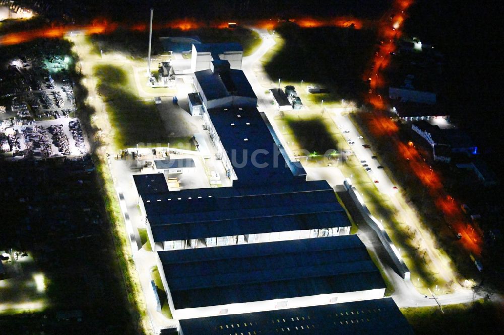 Nacht-Luftaufnahme Neuenhagen - Nachtluftbild Werksgelände der Ardagh Group in Neuenhagen im Bundesland Brandenburg, Deutschland