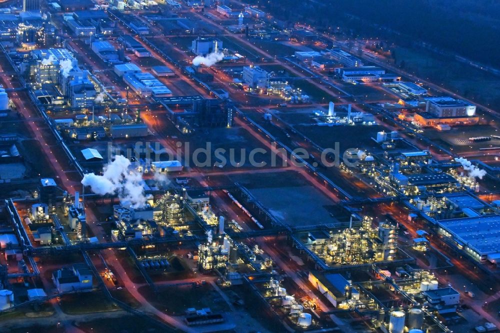 Schwarzheide bei Nacht von oben - Nachtluftbild Werksgelände der BASF AG in Schwarzheide im Bundesland Brandenburg