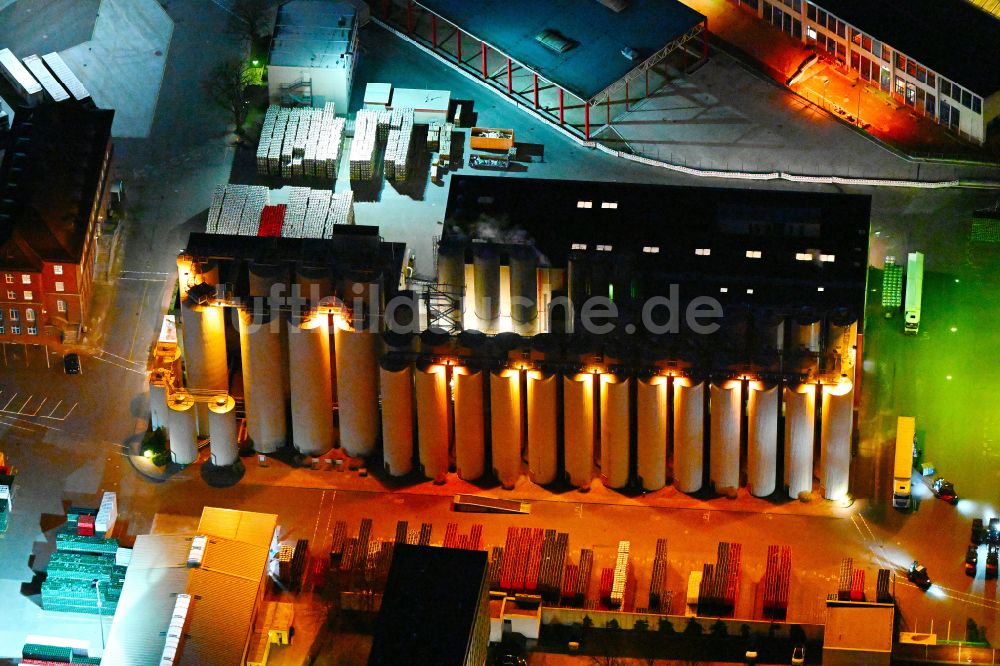 Berlin bei Nacht von oben - Nachtluftbild Werksgelände der Berliner-Kindl-Schultheiss-Brauerei im Ortsteil Hohenschönhausen in Berlin, Deutschland