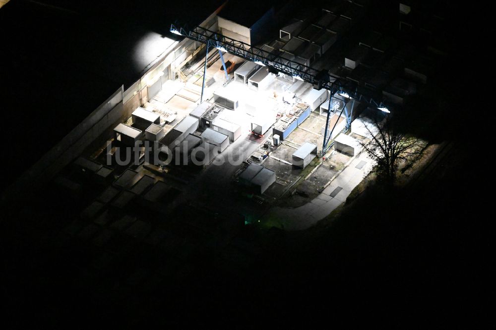 Nacht-Luftaufnahme Görschnitz - Nachtluftbild Werksgelände für Betonfertigteile in Görschnitz im Bundesland Bayern, Deutschland