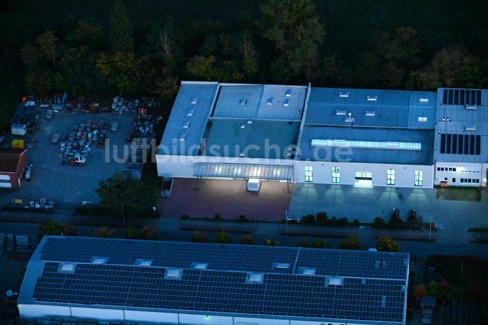 Nacht-Luftaufnahme Werneuchen - Nachtluftbild Werksgelände der Bindfadenhaus Gustav Scharnau GmbH in Werneuchen im Bundesland Brandenburg, Deutschland