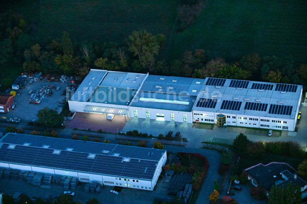 Nacht-Luftaufnahme Werneuchen - Nachtluftbild Werksgelände der Bindfadenhaus Gustav Scharnau GmbH in Werneuchen im Bundesland Brandenburg, Deutschland