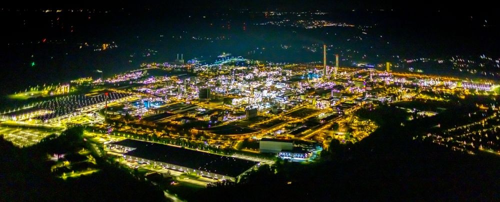 Marl bei Nacht von oben - Nachtluftbild Werksgelände des Chemieproduzenten Chemiepark Marl in Marl im Bundesland Nordrhein-Westfalen, Deutschland