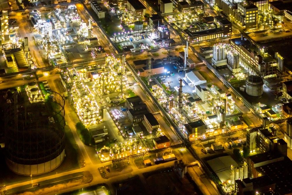 Marl bei Nacht aus der Vogelperspektive: Nachtluftbild Werksgelände des Chemieproduzenten Chemiepark Marl in Marl im Bundesland Nordrhein-Westfalen, Deutschland