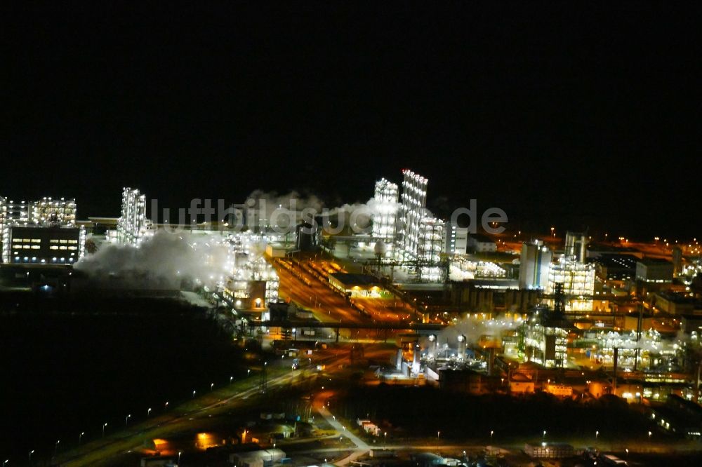 Nacht-Luftaufnahme Nünchritz - Nachtluftbild Werksgelände des Chemieproduzenten Wacker Chemie AG, Werk Nünchritz am Friedrich-von-Heyden-Platz in Nünchritz im Bundesland Sachsen, Deutschland