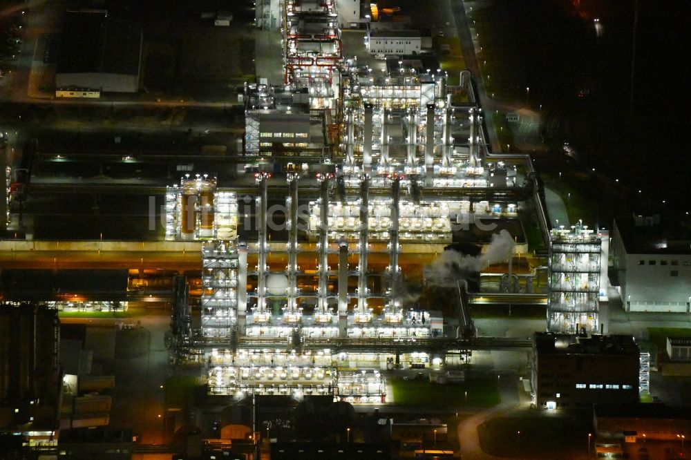 Nachtluftbild Nünchritz - Nachtluftbild Werksgelände des Chemieproduzenten Wacker Chemie AG, Werk Nünchritz am Friedrich-von-Heyden-Platz in Nünchritz im Bundesland Sachsen, Deutschland