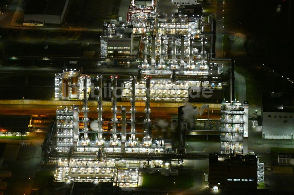 Nünchritz bei Nacht von oben - Nachtluftbild Werksgelände des Chemieproduzenten Wacker Chemie AG, Werk Nünchritz am Friedrich-von-Heyden-Platz in Nünchritz im Bundesland Sachsen, Deutschland