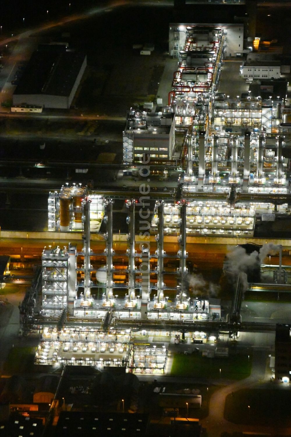 Nünchritz bei Nacht aus der Vogelperspektive: Nachtluftbild Werksgelände des Chemieproduzenten Wacker Chemie AG, Werk Nünchritz am Friedrich-von-Heyden-Platz in Nünchritz im Bundesland Sachsen, Deutschland