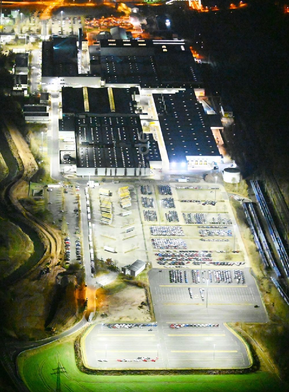 Eisenach bei Nacht aus der Vogelperspektive: Nachtluftbild Werksgelände der der Adam Opel AG in Eisenach im Bundesland Thüringen, Deutschland