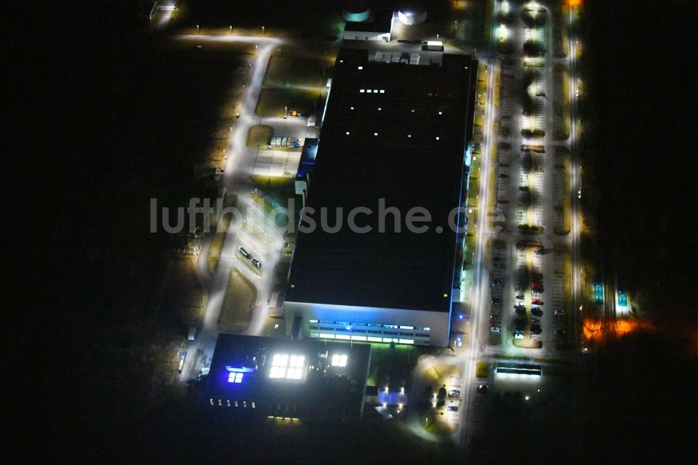Nacht-Luftaufnahme Frankfurt (Oder) - Nachtluftbild Werksgelände der der Astronergy Solarmodule GmbH in Frankfurt (Oder) im Bundesland Brandenburg, Deutschland