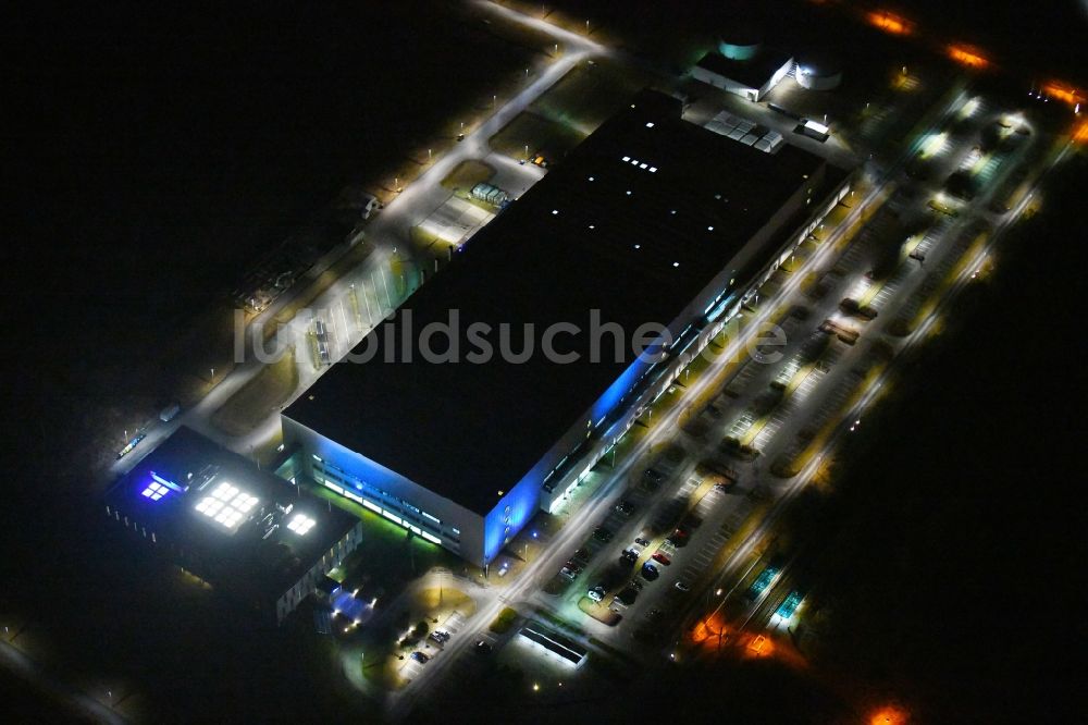 Frankfurt (Oder) bei Nacht von oben - Nachtluftbild Werksgelände der der Astronergy Solarmodule GmbH in Frankfurt (Oder) im Bundesland Brandenburg, Deutschland